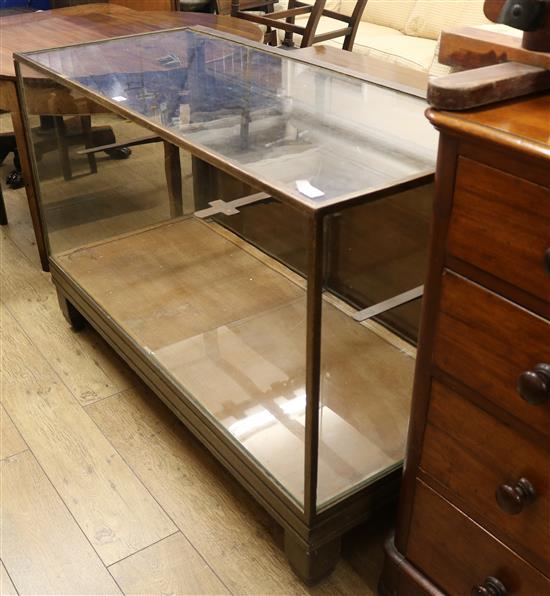 A shop display cabinet w.137.5cm